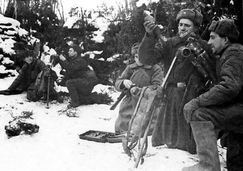 Минометчики лейтенанта А Кораблина ведут огонь по врагу Декабрь 1941 г - фото 25