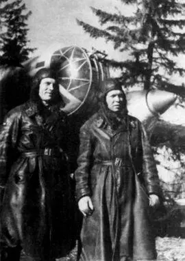 Перед боевым вылетом летчик В Федосеев и штурман К Титов слева направо - фото 42