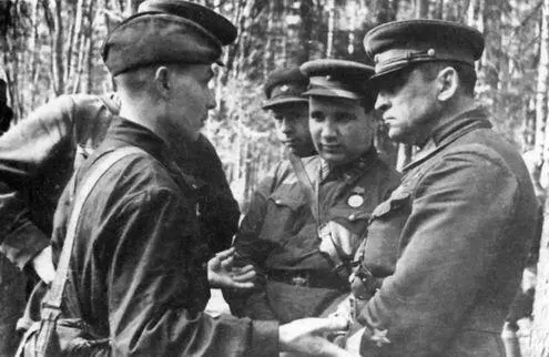 Генерал А В Сухомлин беседует с бойцами Прием в партию на передовой Сын - фото 48