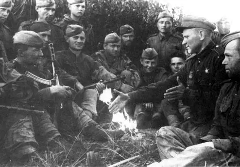 Разведчик В Пуцилло в центре делится боевым опытом с товарищами Слет - фото 51