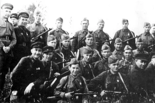 Слет лучших воинов 54й армии Летчикиистребители Ф В Химич И Ф Друшков - фото 52