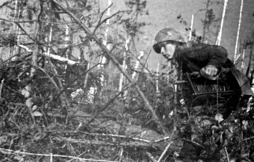 Красноармеецсвязист П Пасечников выполняет боевой задание Сержант - фото 64