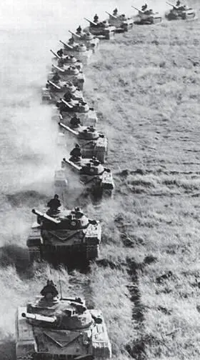 Колонна танков Т72 Урал на войсковых учениях В 1973 г в партийной табели - фото 105