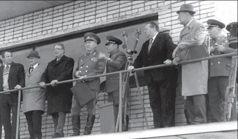 На танковой вышке Учебный центр Осиповичи 1976 г Заместитель Председателя - фото 122