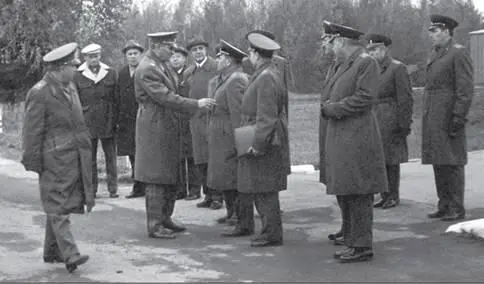 Показ БТТ на Кубинке Министру обороны СССР 14 октября 1975 года Слева направо - фото 125