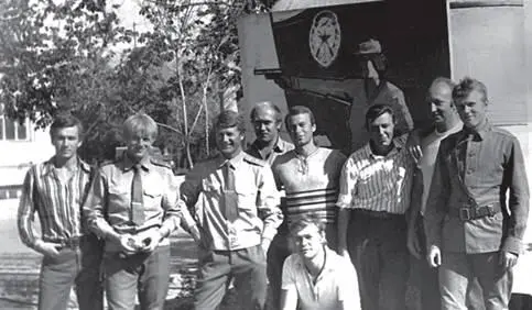 Войсковые испытания 1981 г Тайфун район озера ИссыкКуль Стоят третий - фото 228