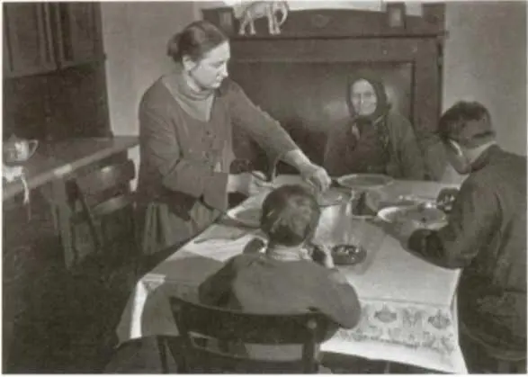 Семейный обед Хорошо сидим 1931 г Медведи на Страстном - фото 5