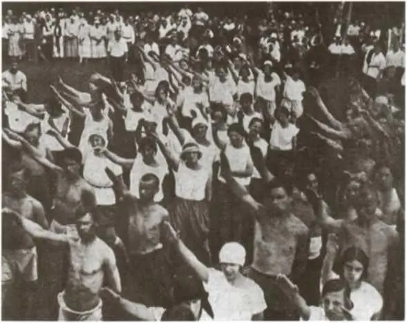 Рабочиеспортсмены приветствуют членов Коминтерна 1924 г Дорогу женщинам - фото 22