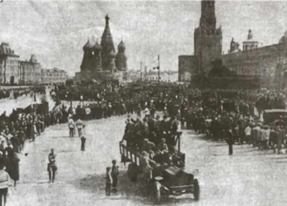 Демонстрация на Красной плошали 1920е гг Улица Петровка - фото 38