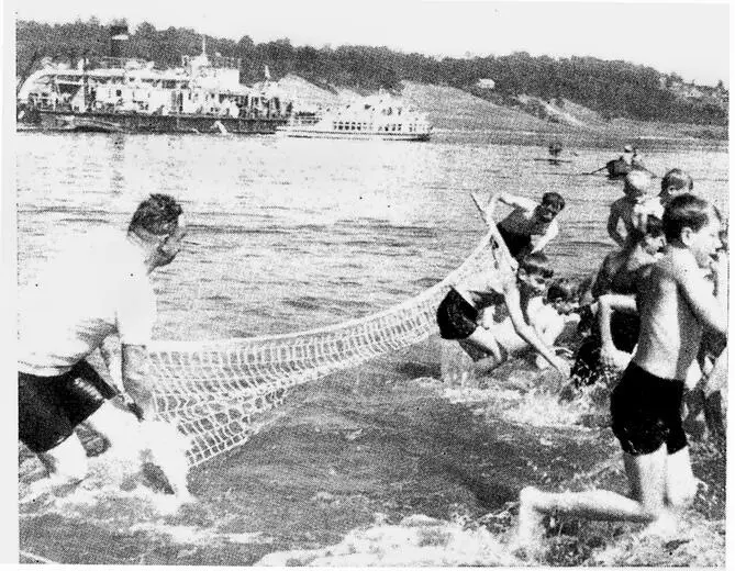 Выдворив всех купальщиков на сушу Атланты побили себя по ляжкам как извозчики - фото 3