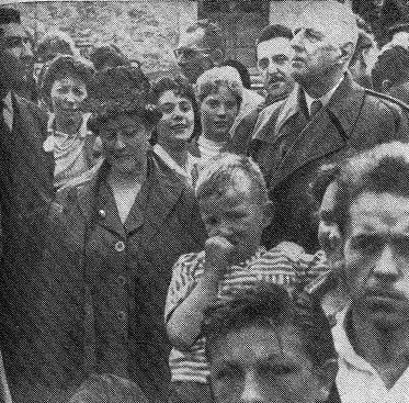 Среди жителем Коломбэ Шарль де Голль с супругой наблюдает за велогонками Тур - фото 20