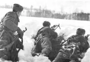 На учениях с оружием Калашникова 1967 г Обучение стрельбе из автомата АКМ - фото 232