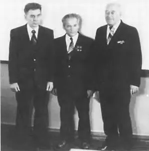 Слева направо ГА Коробов МТ Калашников АС Константинов В то же время - фото 273