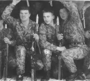 545мм автоматы Калашникова АКС74 у воинов десат ников 1988 г Снаряжение - фото 282