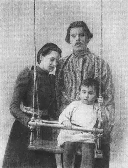 А М Горький и Е П Пешкова с сыном Максимом НижнийНовгород 18991900 - фото 6