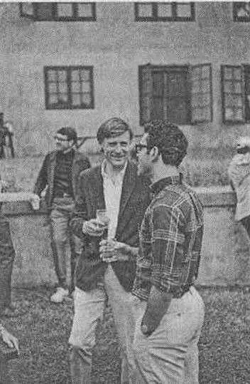 Джон Кэрнс в центре на симпозиуме 1968 года К тому времени когда я вошел в - фото 52