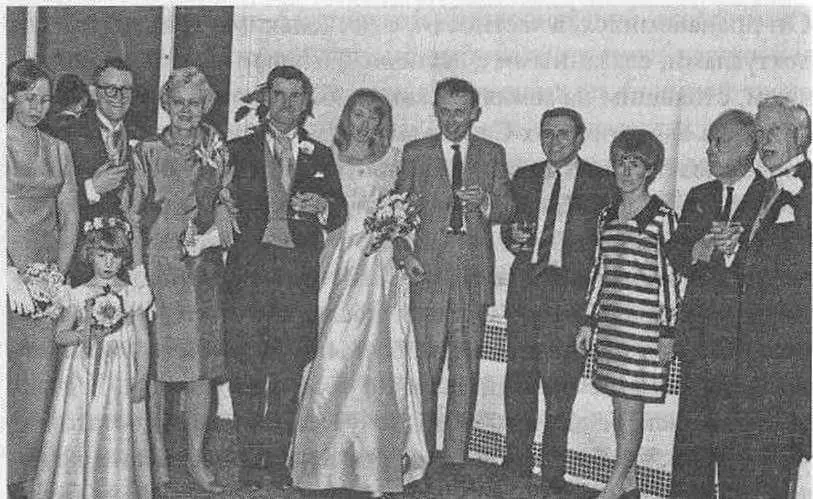На свадьбе моей двоюродной сестры Элис и Джеймса Хьюстона в 1967 году я справа - фото 53