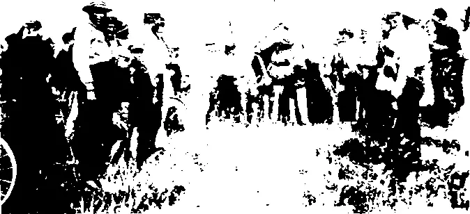 Представители Красной армии slтречают на границе высланных из Ма журии - фото 45