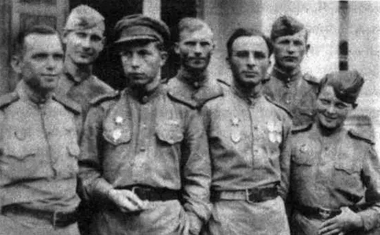 И Яворская крайняя справа Подстрижена под мальчика после перенесенного тифа - фото 7