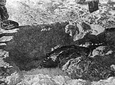 Тело Зины Колмогоровой после откапывания изпод толщи снега на склоне - фото 17
