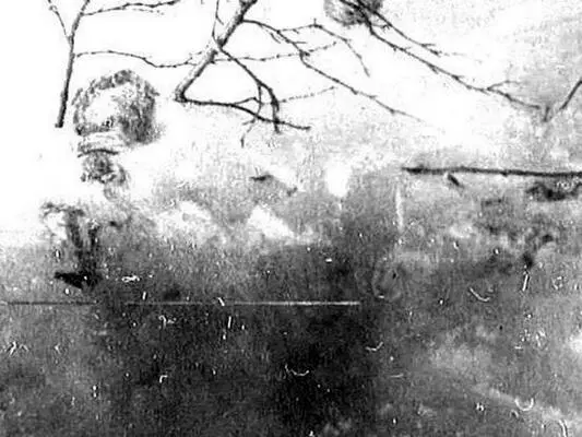 Тело Игоря Дятлова в момент его обнаружения на склоне Изпод снега торчат - фото 14