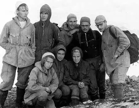 Ещё пара фотоснимков сделанный летом 1958 г Зина Колмогорова и Юрий Дорошенко - фото 210