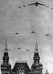 Снимок слева Ту16 проходят над Красной площадью во время парада 1 мая 1954 г - фото 165
