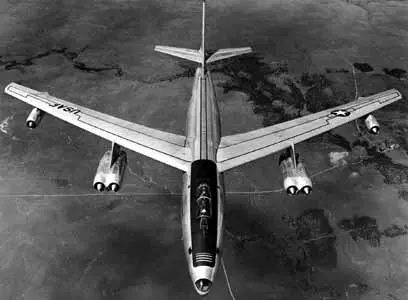 Слева американский RB50 в полёте Официально считается что фотография - фото 111