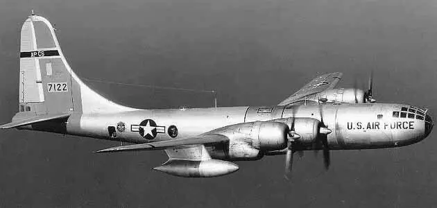 Слева американский RB50 в полёте Официально считается что фотография - фото 110