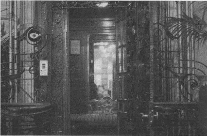 Лифт в отеле ПераПалас 1994 Сакип Сабанчи На следующий день Дизайнеры - фото 33
