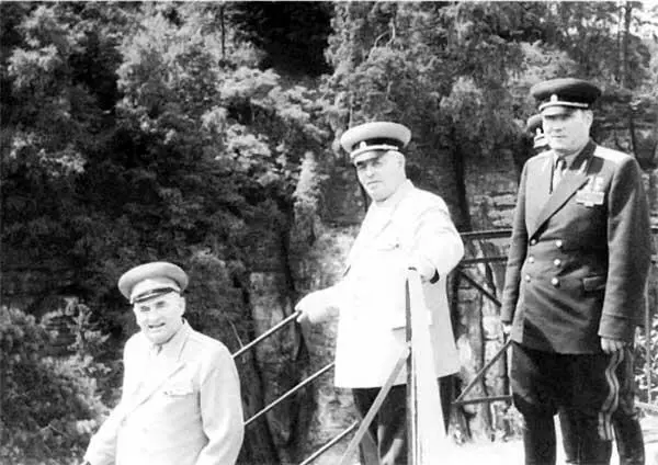 Главный маршал артиллерии СС Варенцов с генералом армии И И Якубовским и - фото 43