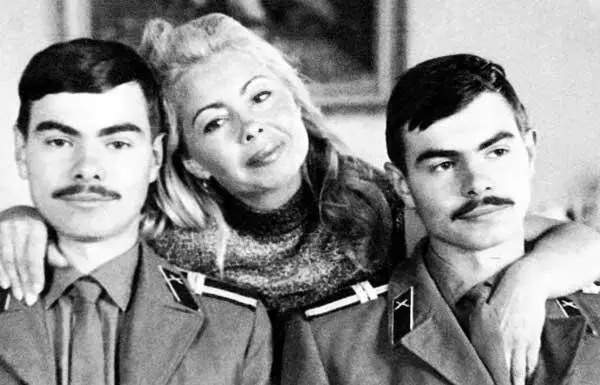 Эрлена Сергеевна Гончарова Варенцова с сыновьями Сергеем и Александром - фото 45