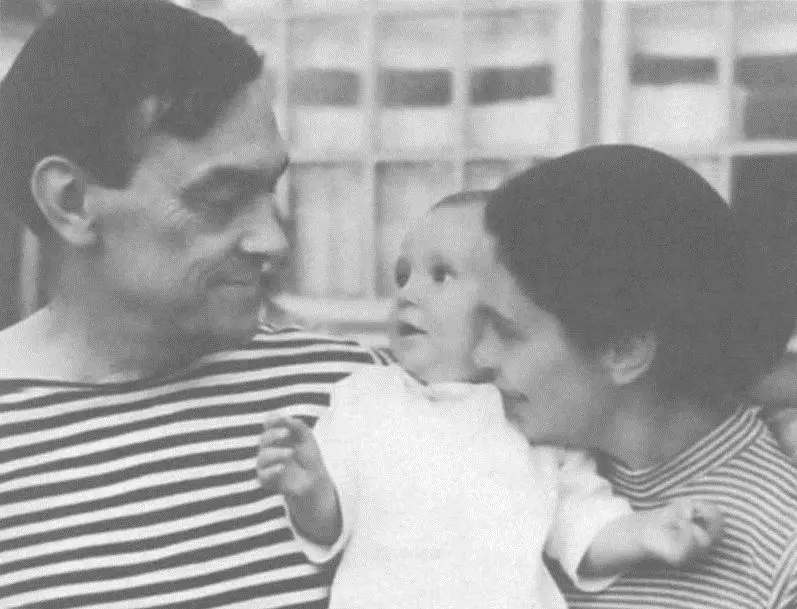 Арсений Александрович с дочерью и внуком Мишей летом 1959 года Такой я впервые - фото 5