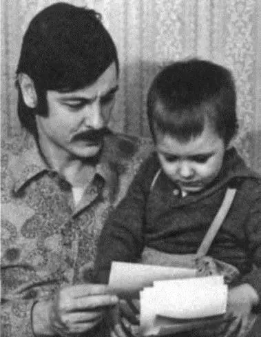 Андрей со своим сыном Андрюшей 1974 Почти через тридцать лет Арсений - фото 15
