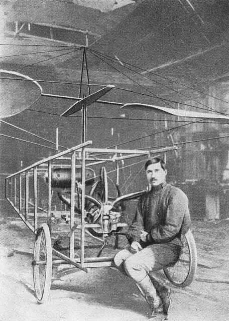 Студент Б H Юрьев ныне академик у своего геликоптера в 1913 году - фото 25