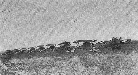 Русский истребительный авиационный отряд в 1916 году На крайнем правом - фото 38
