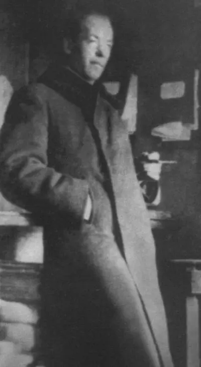 Николай Гумилёв 1921 Николай Гумилёв сидит в центре со своими учениками - фото 74