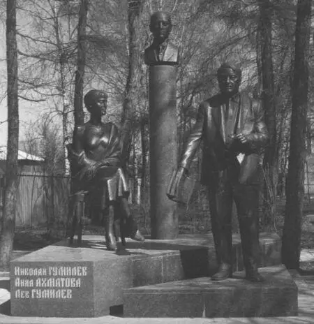 Памятник Николаю Гумилёву со скульптурными изображениями Анны Ахматовой и Льва - фото 82