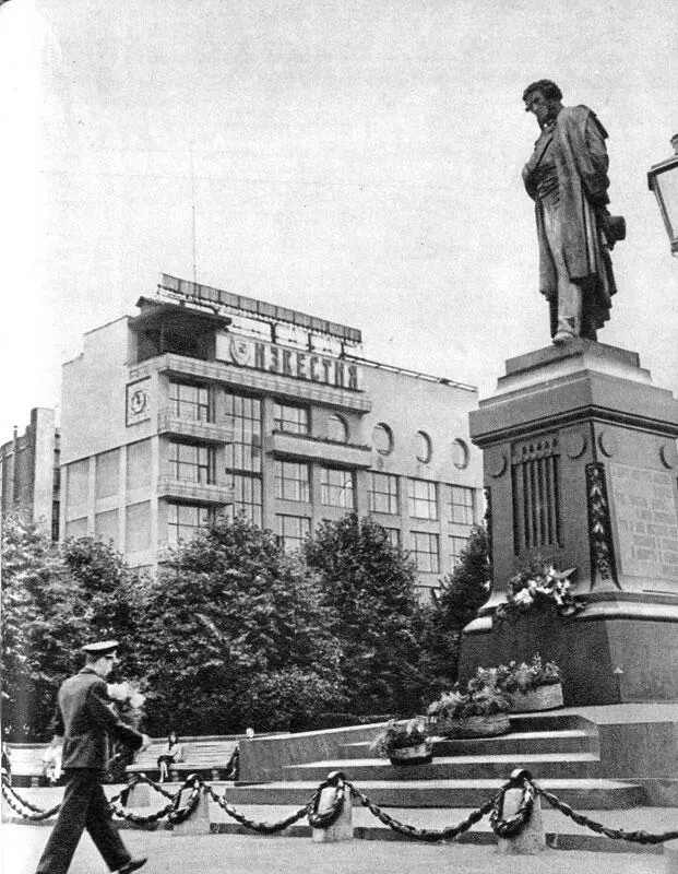 Цветы любимому поэту С чувством радости и лёгкости улетели мы космонавты - фото 34