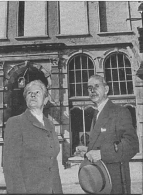 В июне 1955 года в канун своего 80летия Томас Манн приехал с женой в родной - фото 33