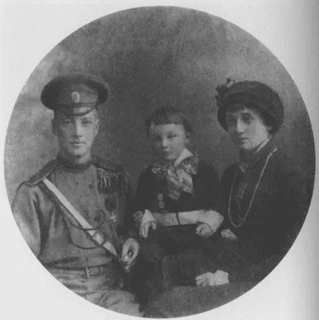 Николай Степанович Гумилев и Анна Андреевна Ахматова с сыном Львом1914 - фото 36