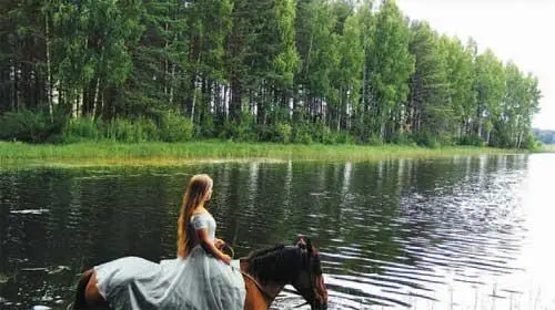 Романтичный рекламный снимок лесная красавица поит коня Если честно то - фото 22