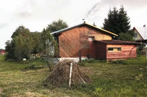 Дом дяди Роберта в его современном виде Окна на фасаде завешены белой материей - фото 26
