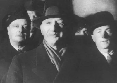 И А Бунин в центре на вокзале в Стокгольме 1933 г Король Швеции - фото 50