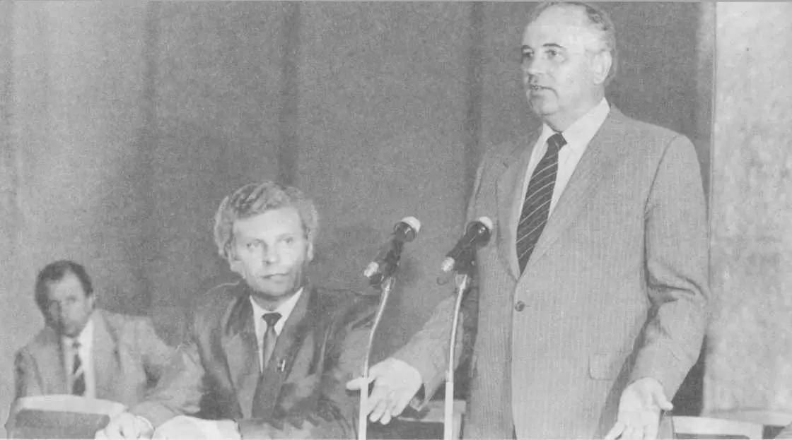 Н Д Егоров А М Ждановский В П Моляренко 1992 г Министр торговли - фото 57