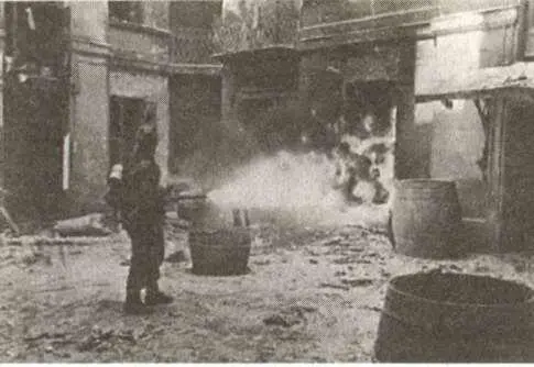 Огнемёт в действии Варшава 1944 Во время боёв в польской столице люди - фото 61