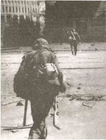 Немцы под огнём противника идут на штурм очередного здания Варшава 1944 г - фото 64