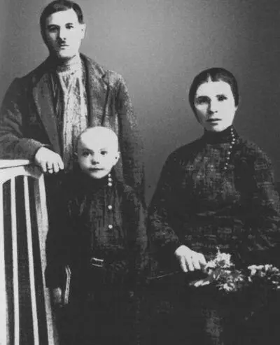 Витя с родителями отцом Петром Павловичем и мамой Лидией Ильиничной 1931 г - фото 4