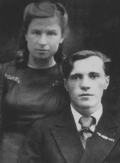 С женой Марией Семеновной 1946 г Домик Астафьевых в Чусовом - фото 13