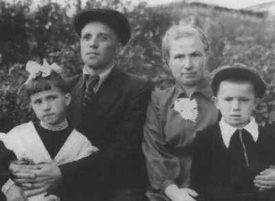 Супруги Астафьевы с детьми Ириной и Андреем Чусовой 1955 г Писатель и - фото 17